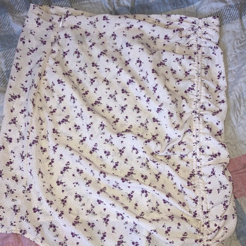 Cute mini floral skirt with zipper and a little slit to the side with a bow✨